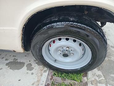 2106 salon: VAZ 2106 sedan – krem rəngli, arxa ötürməli, 4 qapılı. Xüsusiyyətlər — 10