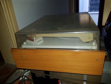 Stari uređaji: Vintage gramofoni – dve jedinice Opis 1: - Mehanički gramofon sa — 3