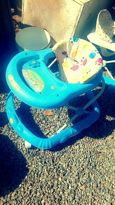 отдам даром новорожденные вещи: Детские ходунки 2 штуки, коляска, стульчик для кормления ребёнка