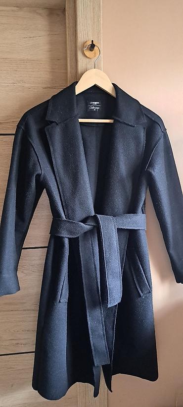 pull and bear mantili: Ženski kaput LC Waikiki – model “Outerwear” - Boja: crna - Kroj — 1