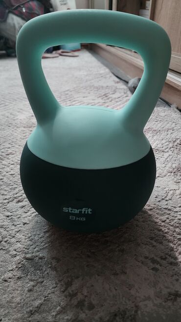 гиря для начинающих: Гиря Starfit весом 8 кг. Удобная ручка в верхней части гири