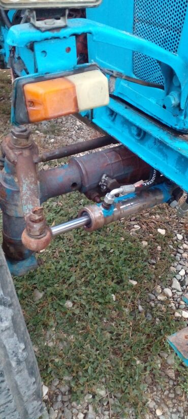 Traktorlar: Mavi rəngli təkərli traktor - Kabinli model, ön egzoz borusu və tavan — 9