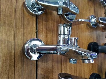 акриловый вкладыш в ванну: Parlaqlığı yüksək xrom örtüklü divara quraşdırılan hamam/duş