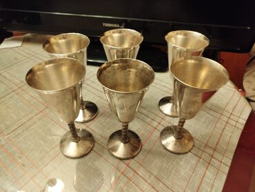 Čaše: Metalne case,solje. 6 komada,mislim da su posrebrene,nisam siguran — 12