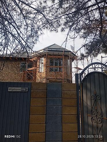 Продажа коттеджей и домов: Продаётся двухэтажный недостроенный дом недолеко от центра. рядом — 6