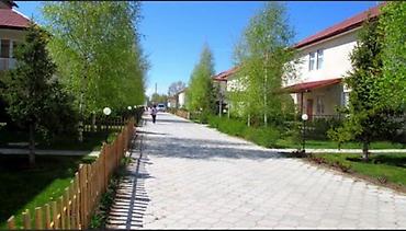 Продажа коттеджей и домов: Просторный таунхаус, расположенный в жилом комплексе с ухоженными — 4