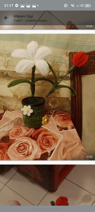 Süni güllər: Əl işi olan bu toxunma güllər otağınıza gözəllik qatacaq. Bir vazada