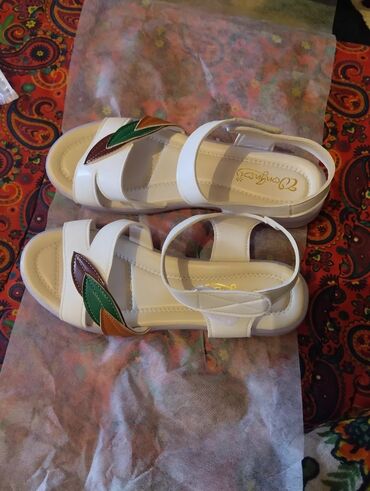 Женская обувь: Новый р.38 заказ берип алсам чак келбей калды 600 сомго берем