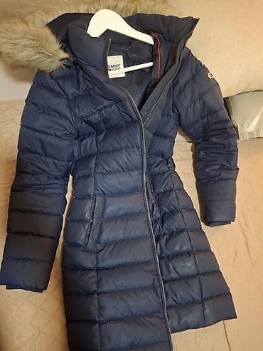 armani code: Ženska zimska jakna Tommy Jeans – duga, topla, tamnoplava - — 1