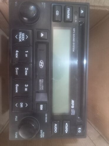 Maqnitofonlar: Hyundai markalı, qara rəngli, MP3 dəstəkli avtomobil maqnitofonu. CD