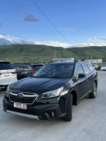 Subaru: Автомобиль Subaru Outback черного цвета. Оснащен рейлингами на крыше