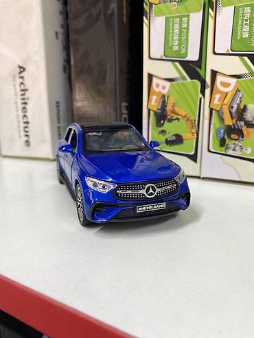 часы мерседес: Коллекционная модель кроссовера Mercedes-Benz в насыщенном синем — 1