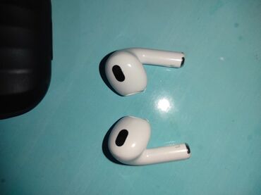 наушник для компьютера: Airpods наушники б/у. при непрерывном использовании зарядки наушников