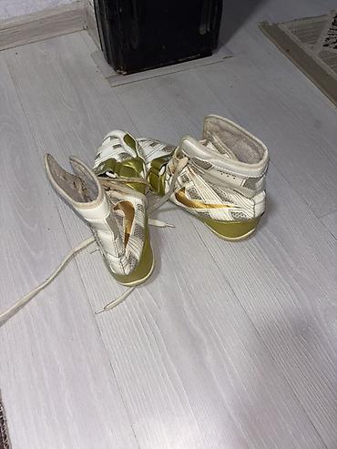 nike saat: Nike yüksək boğazlı idman ayaqqabısı - Rəng: ağ və qızılı detallar - — 3