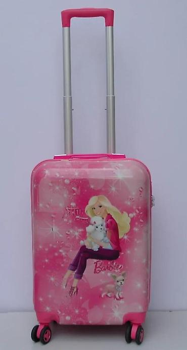 passage kaputi: Dečiji kofer u roze boji sa motivom Barbie lutke i dva psa. Izrađen je — 2