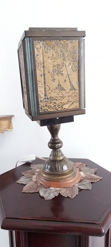 Umetnost i kolekcionarstvo: Veoma stara ocuvana stona lampa sa lepim motivima slifovano staklo