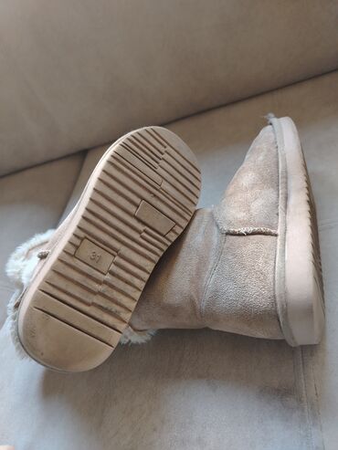Ugg čizme: Prelepe čizme, kao ugg, malo nošene. Izuzetno tople, krzno mekano — 6