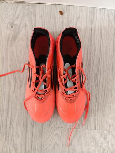 мото ролик: Футбольные бутсы/сороконожки adidas F50 (коллекция с логотипом “F50”) — 4
