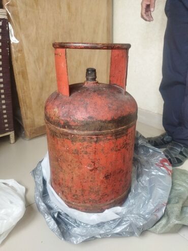газовый баллон походный: Красный газовый баллон цилиндрической формы, предназначенный для