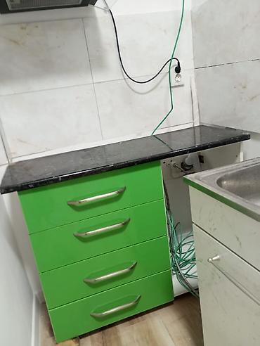 silver kitchen: Продаю зелёный шкаф с чёрной столешницей, есть также дверь там где — 1