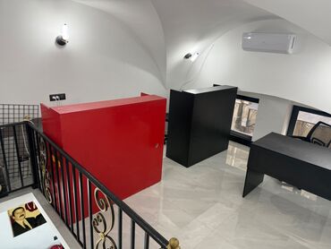 Mağazalar: 17 kvadrat Bosh sahe,2 usta yeri,her bir sherayet,telefon dukaninin