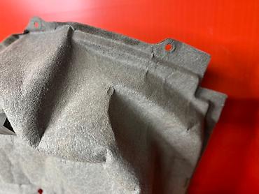 Другие детали кузова: Серая обшивка багажника автомобиля, разработанная для защиты — 10