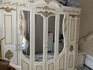 Спальный гарнитур в классическом стиле с изысканным декором под