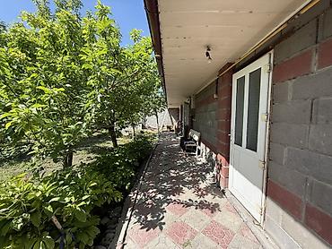 Продажа коттеджей и домов: Продаётся жилой дом с участком. Характеристики: - Дом одноэтажный с — 6