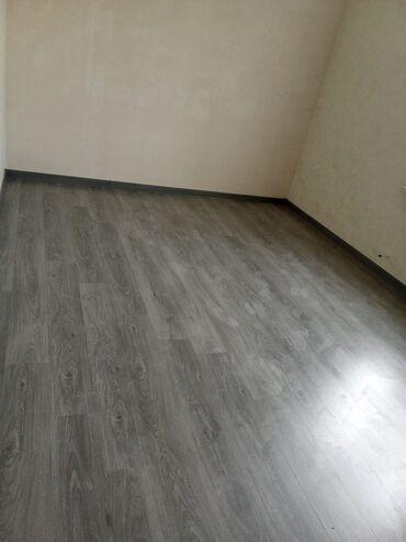 Plitə işləri: Laminat döşəmənin peşəkar quraşdırılması xidməti təklif olunur. Bu