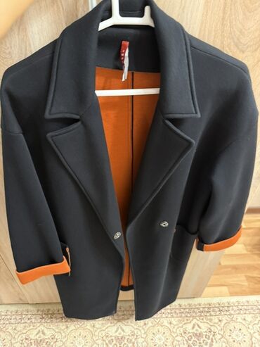 loreta пальто: Женское демисезонное пальто, темно синего цвета без подклада в