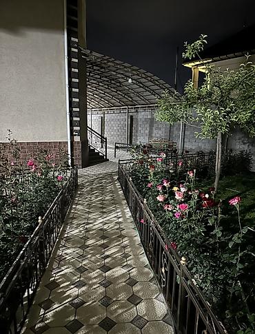 Продажа коттеджей и домов: Продается двухэтажный большой дом с просторной территорией. Адрес — 5