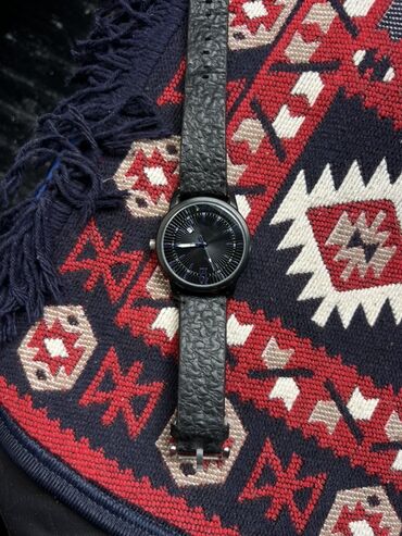 домашние часы: Стильные наручные часы с черным циферблатом - Классический круглый