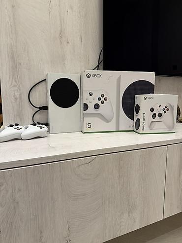 xbox seris x: Xbox Series S oyun konsolu. Şəkillərdə görünən dəstə ağ rəngli konsol — 1