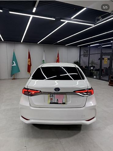 2 8: Toyota Corolla: 2019 г., 1.8 л, Вариатор, Гибрид, Седан — 4