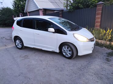 гибридный автомобиль: Honda Fit: 2011 г., 1.3 л, Вариатор, Гибрид, Хэтчбэк