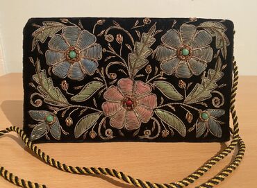 Çantalar: 1.Ziyafet və xususi gunlər üçün nəzərdə tutulmuş əl çantasidir. Temiz — 18