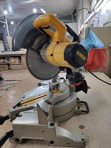 резать: Торцовочная электропила Б/у, Dewalt, Платная доставка, Самовывоз — 1