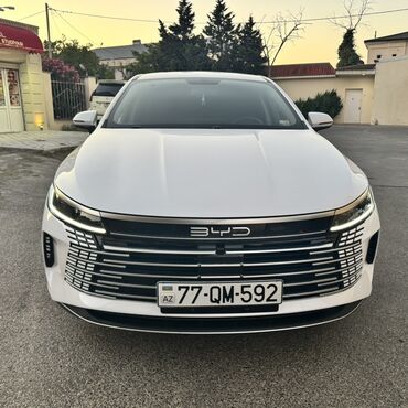 çeşqa maşını: BYD sedan – ağ rəng, aerodinamik kuzov və geniş xrom ön barmaqlıq. Ön