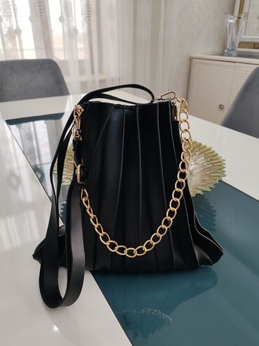 Qara çanta dəsti - Material: süni dəri - Dizayn: dikey qatlardan