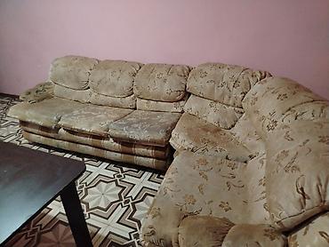 Divanlar: Qonaq otağı üçün böyük ölçülü künc divan. Divan bej rəngdədir və — 1