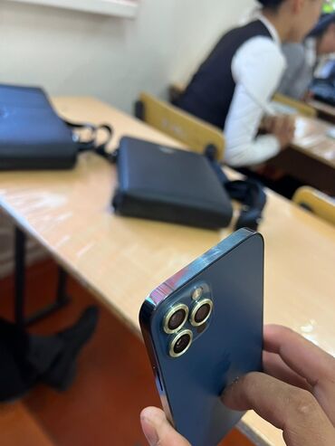 Apple iPhone: IPhone 12 Pro, Pacific Blue, 77 %