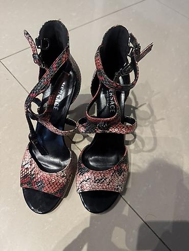 Босоножки, сандалии, шлепанцы: Versace premium 1:1 yeni 38 razmer . 30azn (180azn alinib)unvan — 2