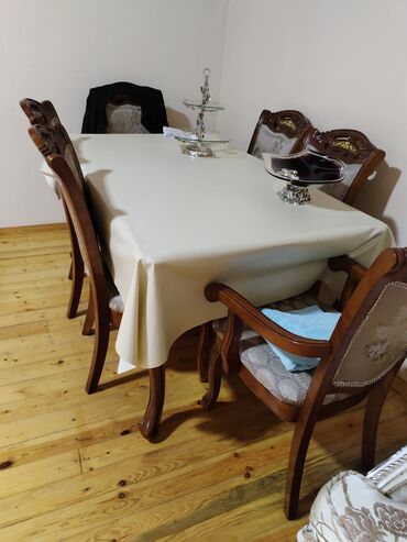 qabaq stul: Qonaq masası, İşlənmiş, Yumru masa, İtaliya