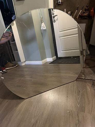 wall mirror: Круглое настенное зеркало большого диаметра. - Форма: круг. - Кромка — 1