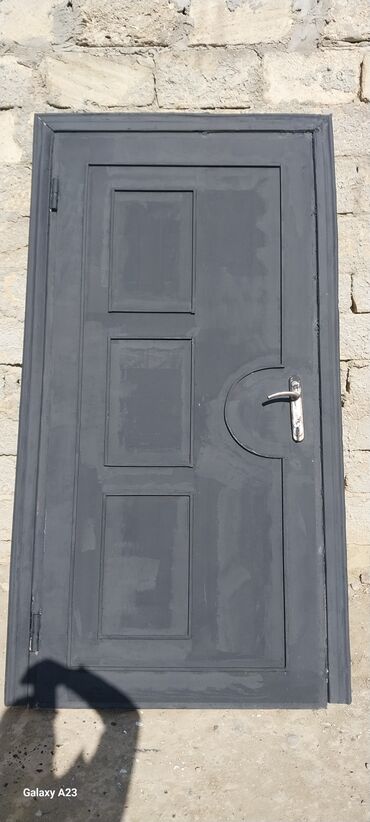 Qida məhsulları: Dəmir qapı satılır.eni 0.98sm hündürü 2.08 sm dir.Çürüyü pası