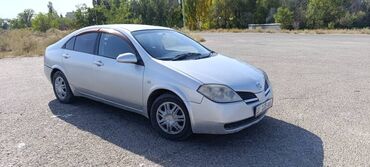 машина электронный: Серебристый седан Nissan Primera с обтекаемым кузовом. Автомобиль