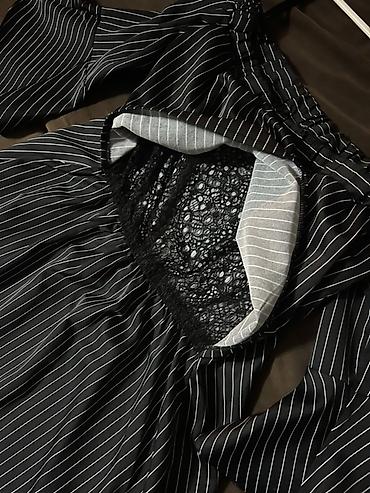 Повседневные платья: Платье в черную тонкую вертикальную полоску. - Модель: свободного — 4