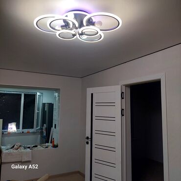 флипчарты led настенные: Современная потолочная люстра с оригинальным дизайном, оснащенная