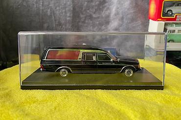 Avtomobil modelləri: Коллекционная модель Mercedes-Benz 200 W123 Hearse black 1982 Schuco — 17