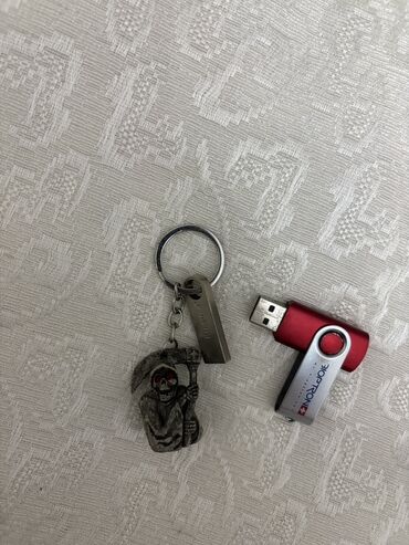 Masaüstü kompüterlər və iş stansiyaları: Flash kart 8 GB, USB port, Yeni